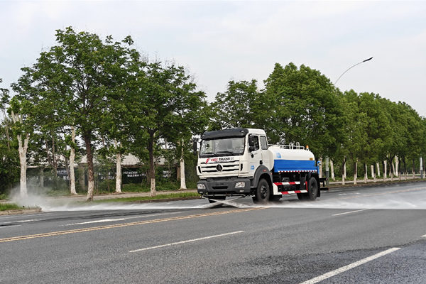 Front water jetting for road cleaning
