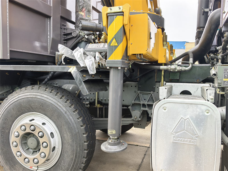 Howo 10x4 mining dumper truck with crane 